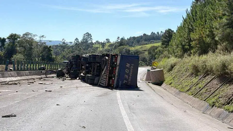 Caminhão tomba na BR-376 e bloqueia rodovia em Mauá da Serra