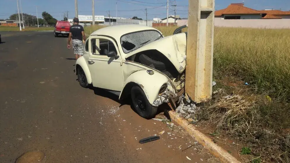Colisão de fusca contra poste em Ivaiporã deixa crianças abaladas