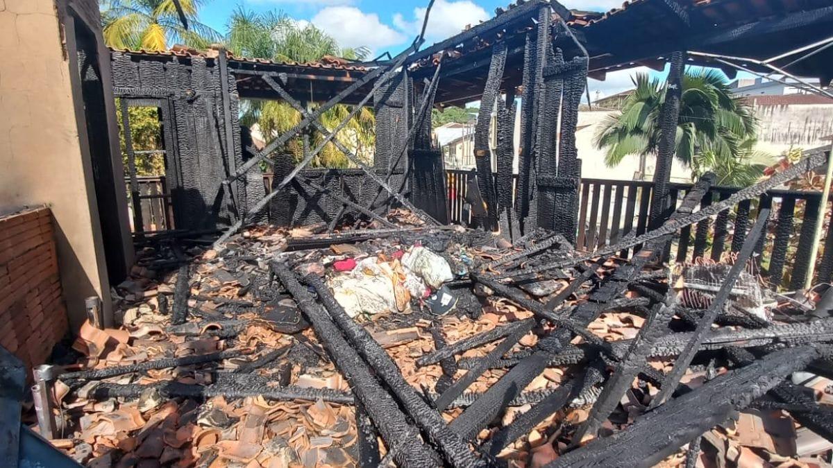 Incêndio em residência mobiliza equipes em Califórnia