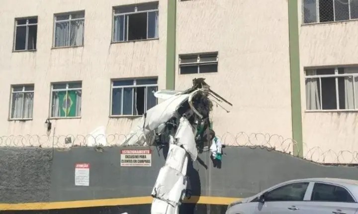 Avião de bimotor cai e bate em prédio em Belo Horizonte