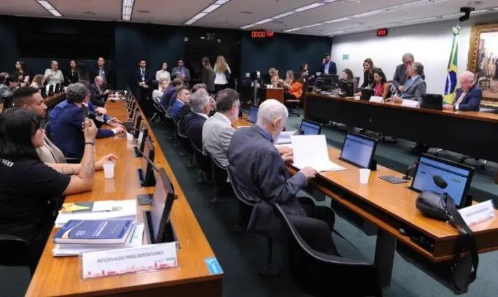 CCJ aprova fim da Escala 6x1