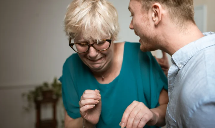 Filho agride mãe idosa e foge com presente em Apucarana