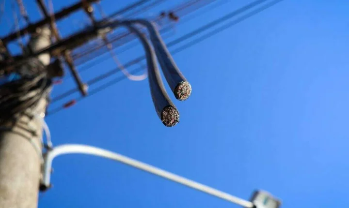 Furto de fiação elétrica interrompe abastecimento de água em vila rural de Arapuã
