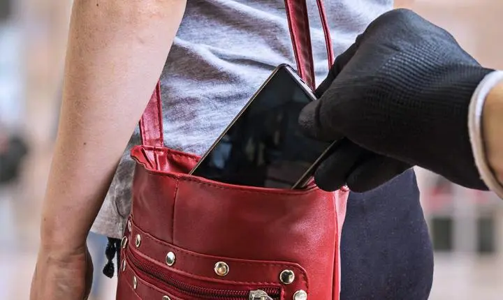 Furto em cafeteria e roubo de celular em banheiro abalam Apucarana