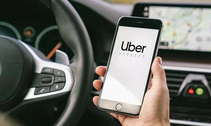 Homem alega sequestro por motorista de Uber e salta de carro em movimento em Jardim Alegre