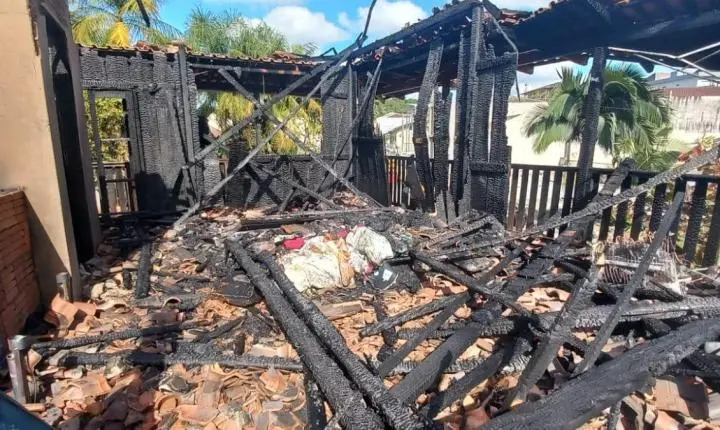 Incêndio em residência mobiliza equipes em Califórnia