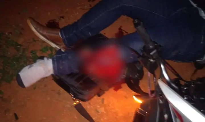 Motoqueiro é atingido gravemente por motorista de Gol verde que foge em Faxinal