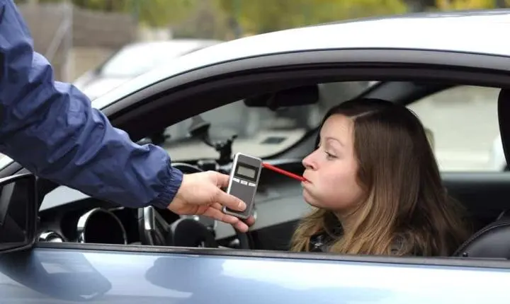 Motorista é presa por embriaguez ao volante em Faxinal