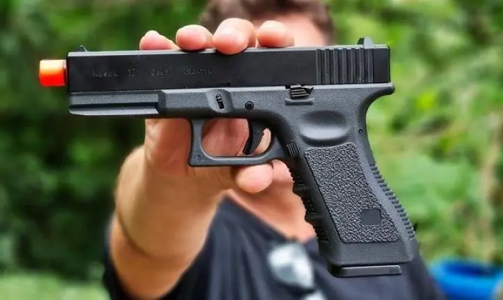 Suspeito foge de abordagem policial com pistola de airsoft em Rosário do Ivaí
